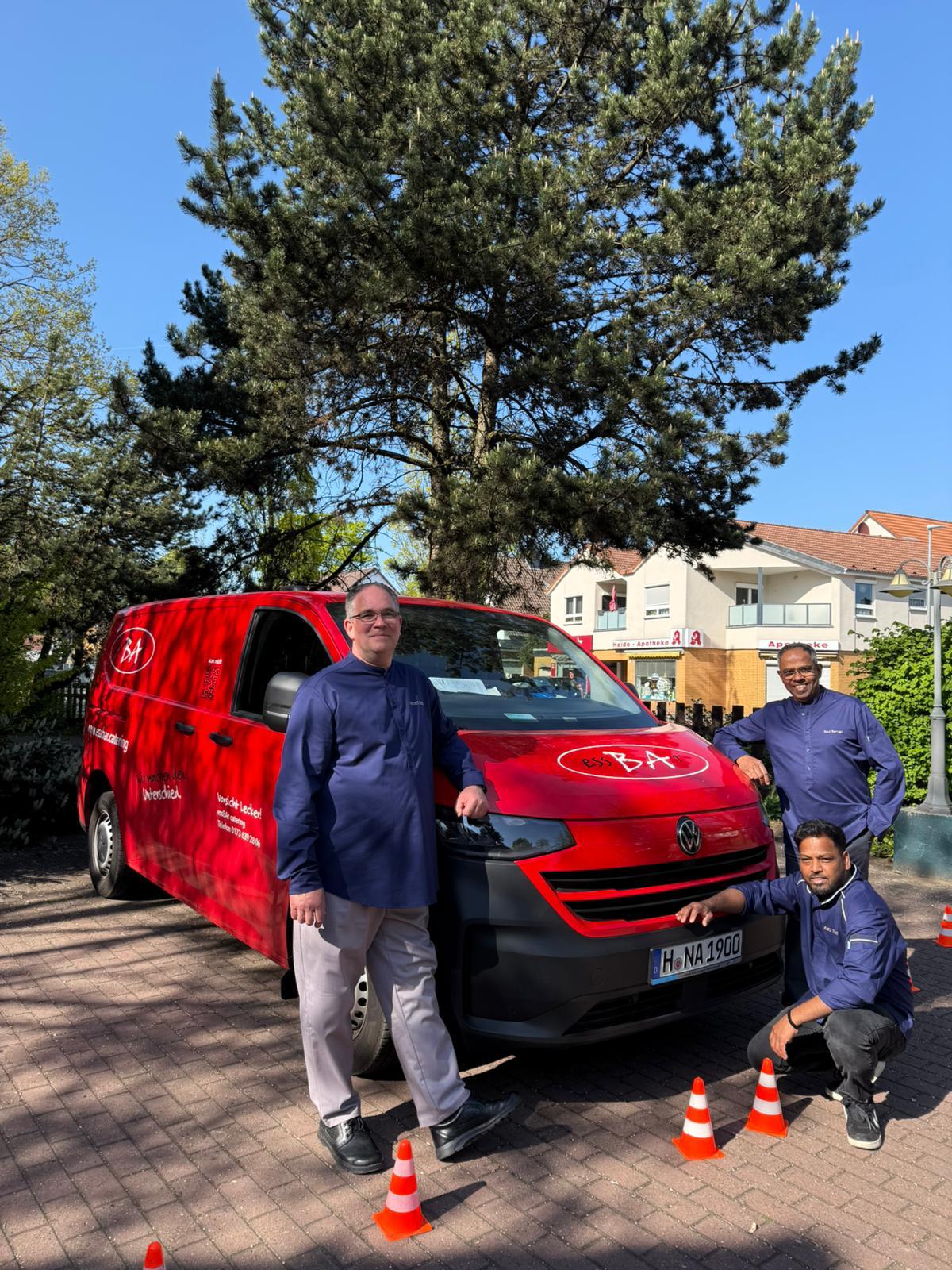 essBAr Team vor dem Transporter