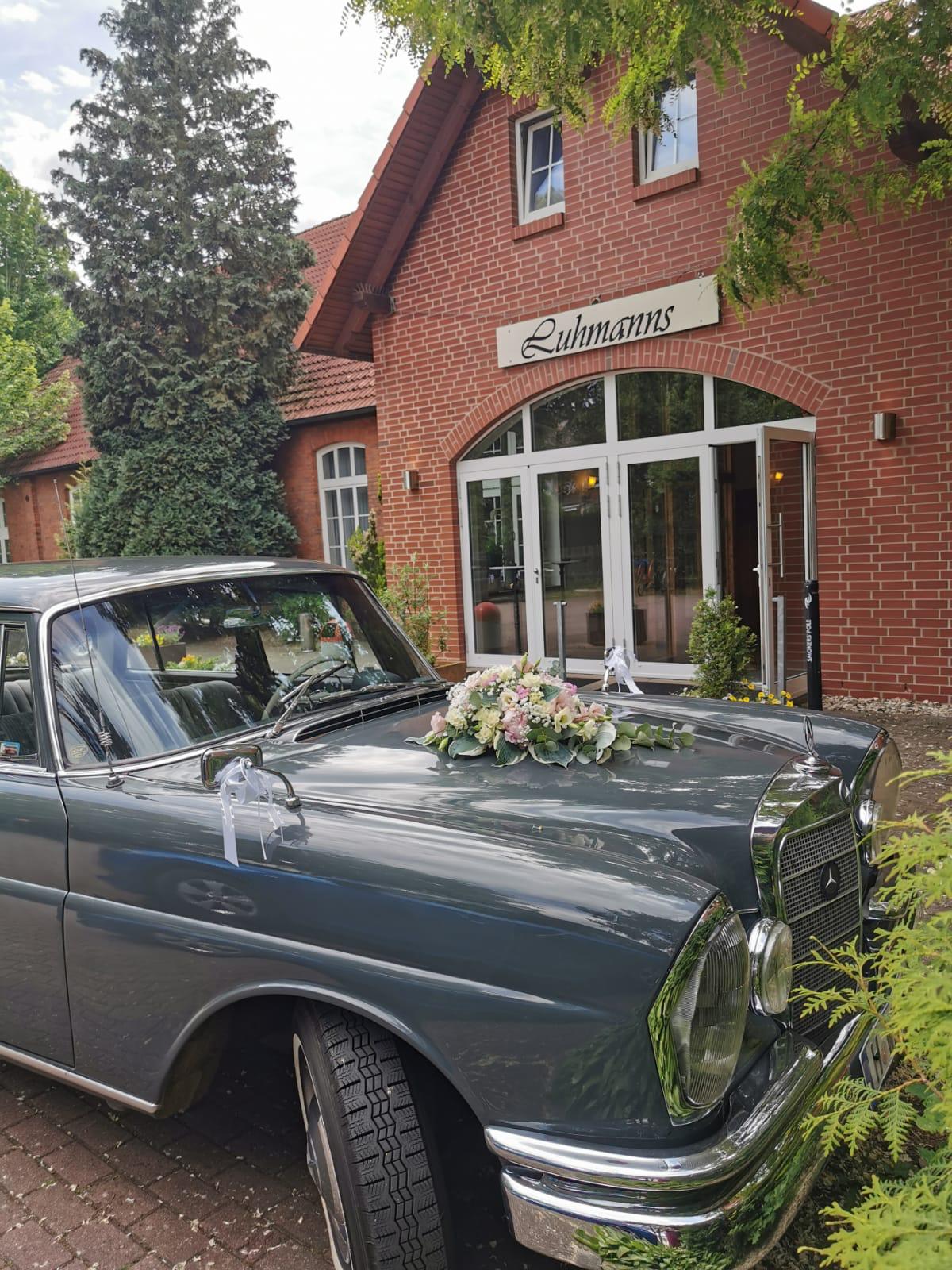 Oldtimer vor Luhmanns zur Post