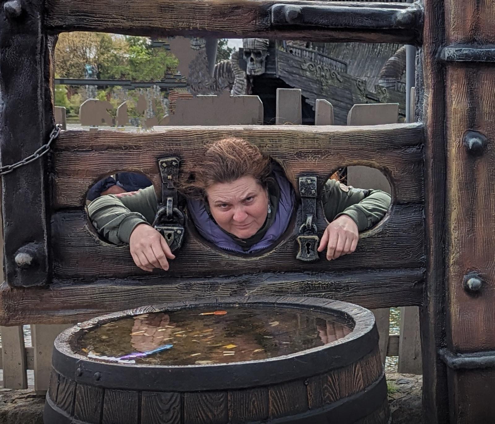 Frau im Pranger – Freizeitpark
