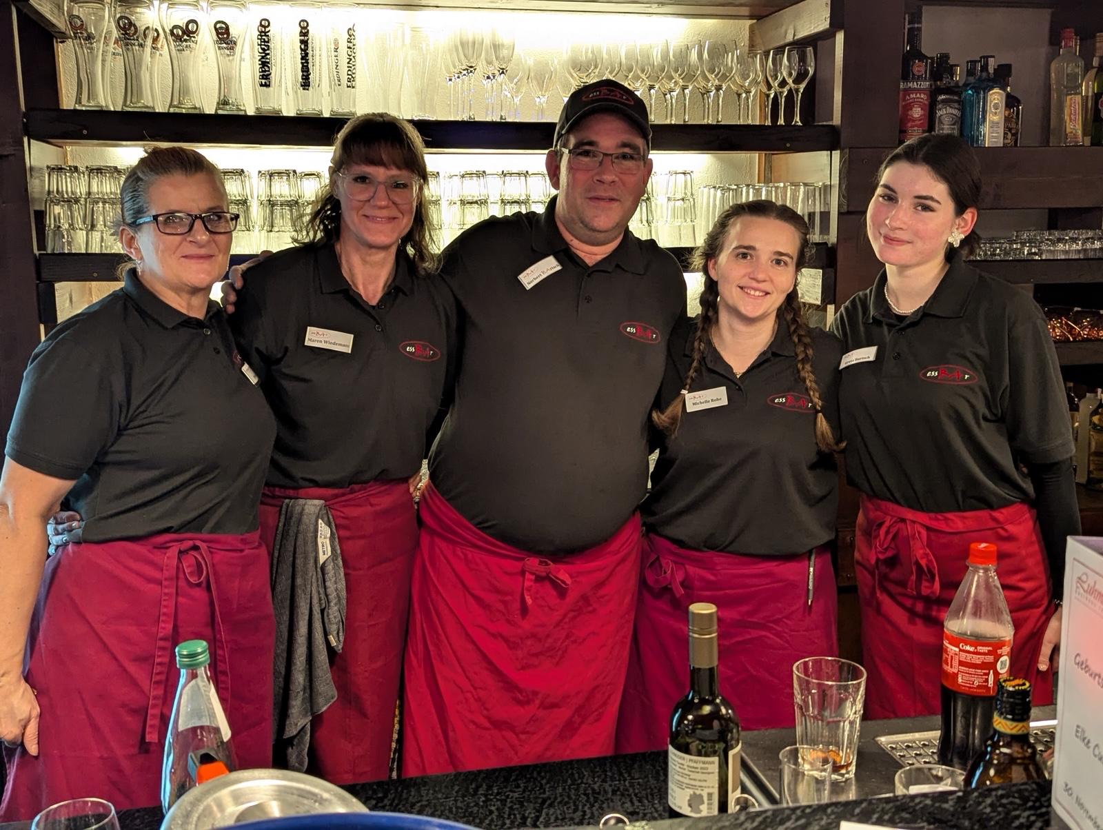 essBAr Team hinter dem Tresen